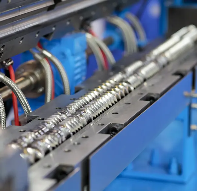 Radni proces i mjere opreza pri radu dvopužnog granulatora pjene